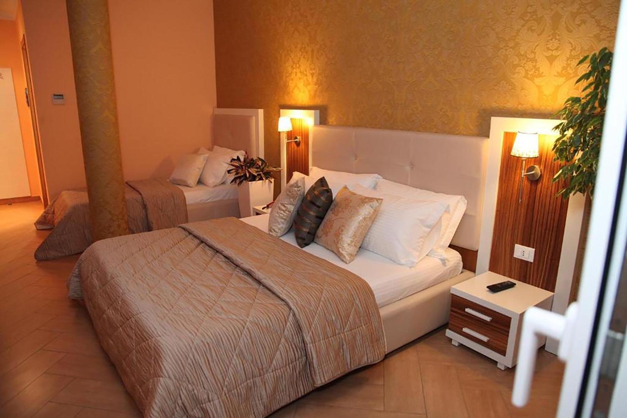 Hotel Gold Vlorë Exteriör bild