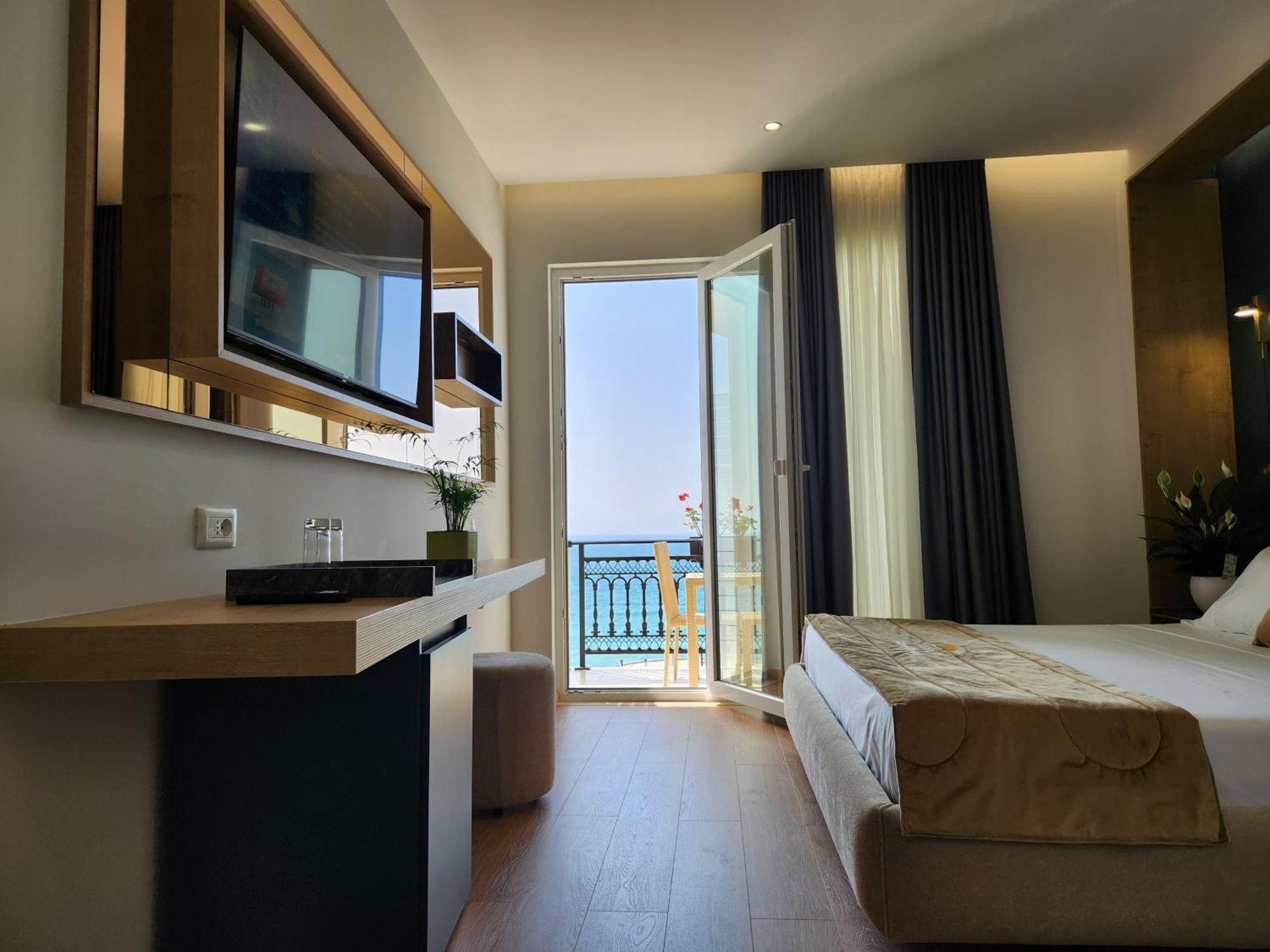Hotel Gold Vlorë Exteriör bild